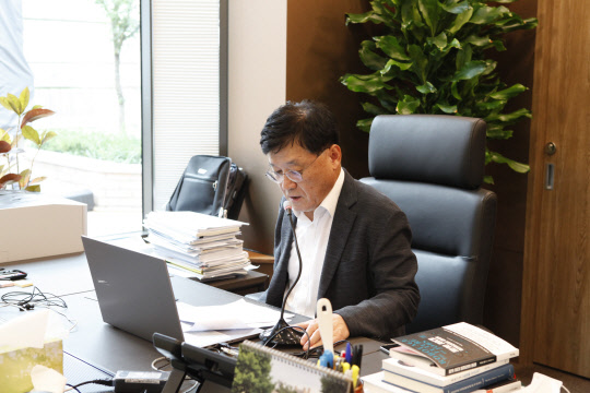 정만기 한국산업연합포럼 회장이 30일 '2030 NDC(국가온실가스감출목표) 변경의 산업계 영향 평가 및 제언'을 주제로 열린 제13회 산업발전포럼 겸 제4회 온라인 세미나에서 발언을 하고 있다. 한국산업연합포럼 제공